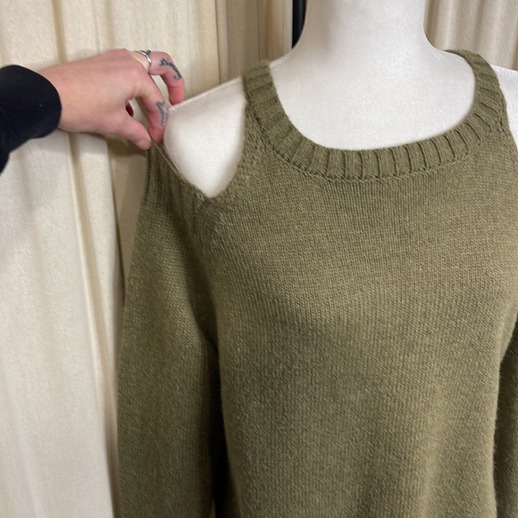 EUC- ELAN- WARM KNITTED GREEN COLD SHOULDER OVERSIZED SWEATER SIZE SMALL - Picture 4 of 13